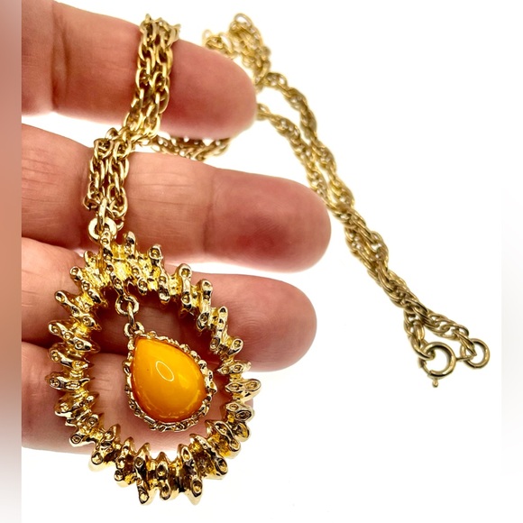 Vintage 1970s Signed Sarah Coventry
Honeycomb Tear Drop Pendant Necklace - Picture 7 of 8